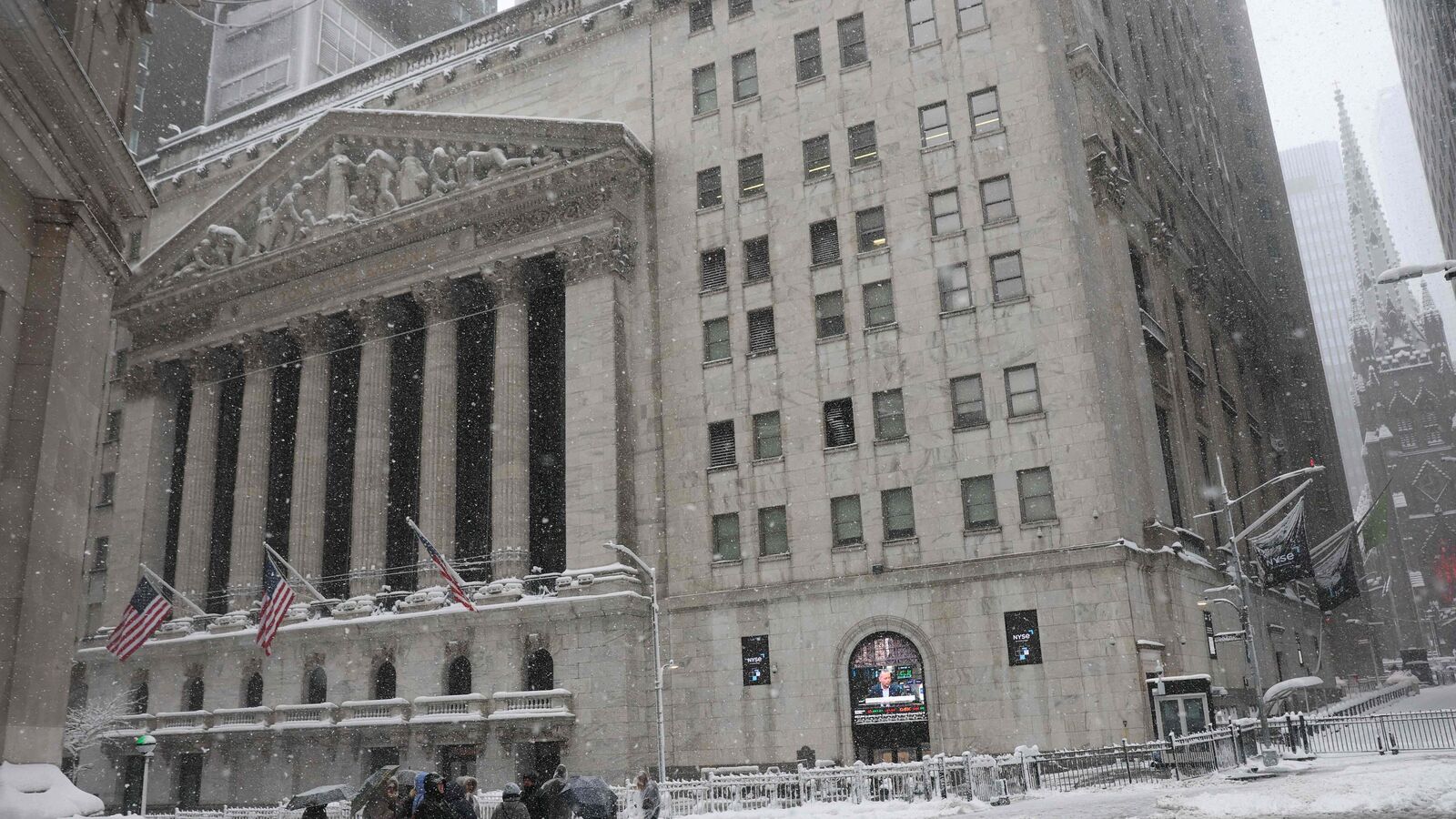 Wall Street Sees Mixed Reactions Following AI-Driven Sell-Off, AMD and IBM Show Notable Gains