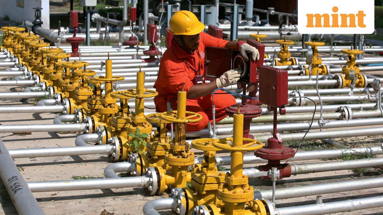 India Cuts Gas Supply to Industries Following Qatar Pipeline Outage