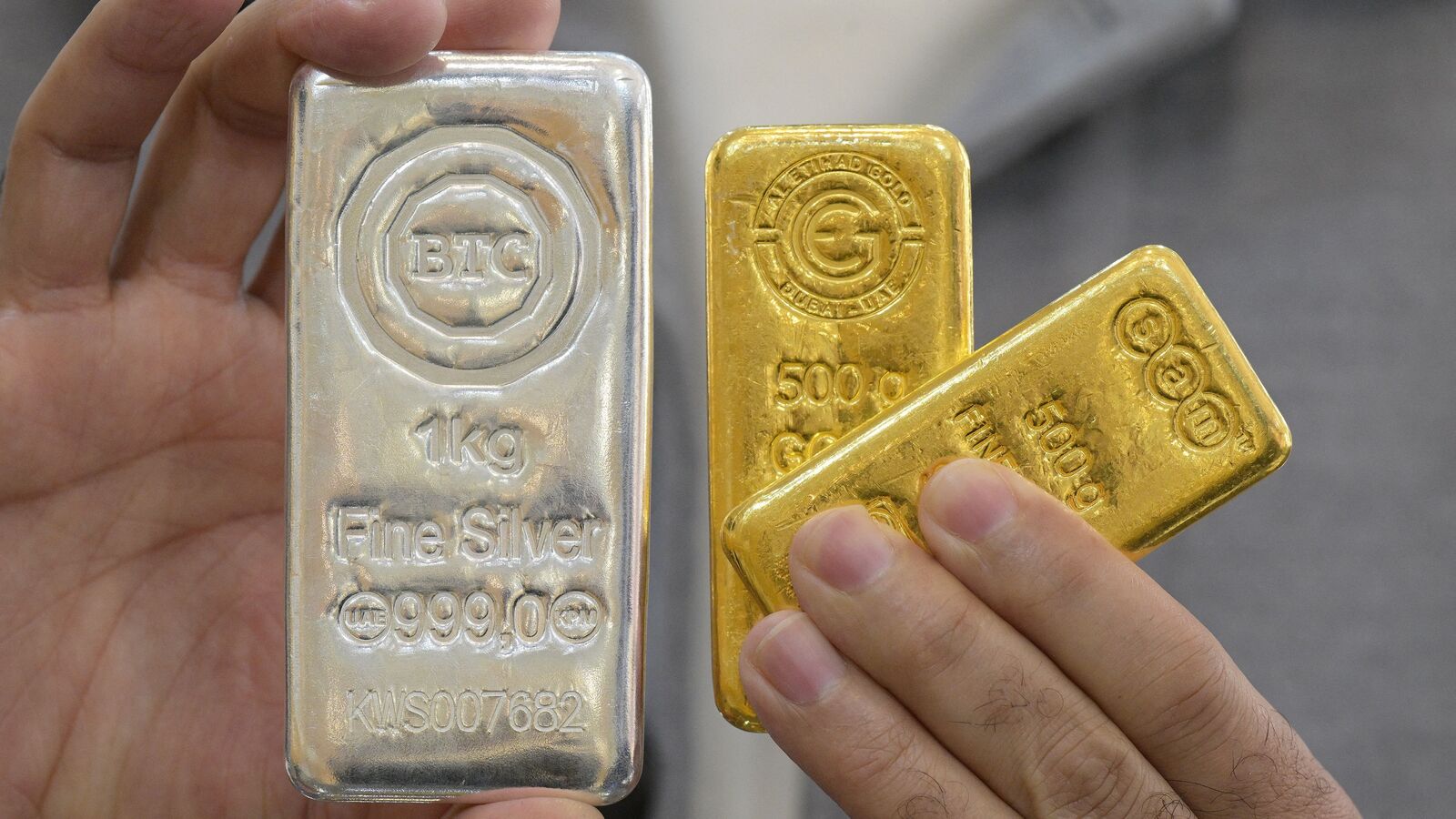 Gold Price Rises 1% on MCX Amid Dollar Softening