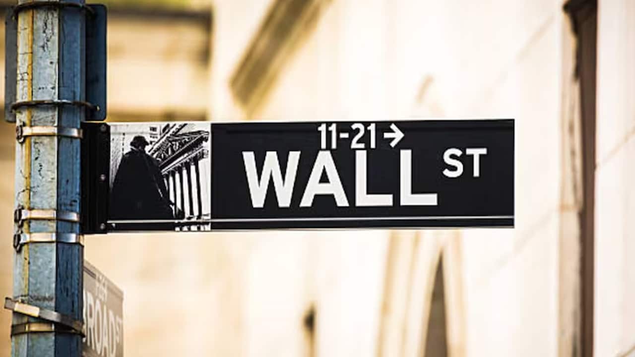 Wall Street Futures Decline Sharply on Oil Price Surge Amid US-Iran Tensions