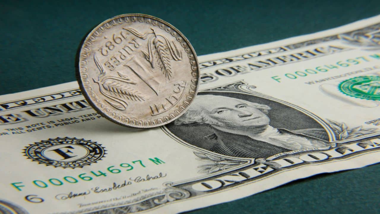 Indian Rupee Rallies 40 Paise to 91.93 Amid Calm in Oil Market Following Trump Comments