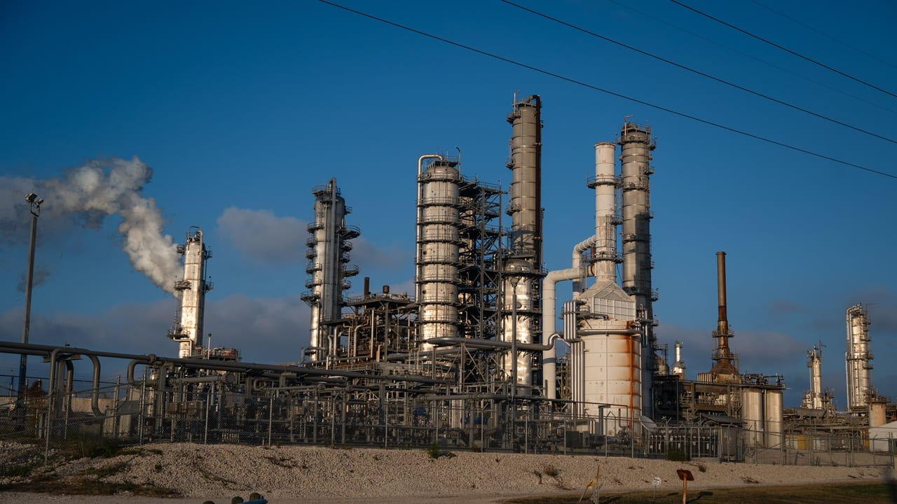 Oil Prices Plummet in Wild Monday Trading Amidst Market Volatility